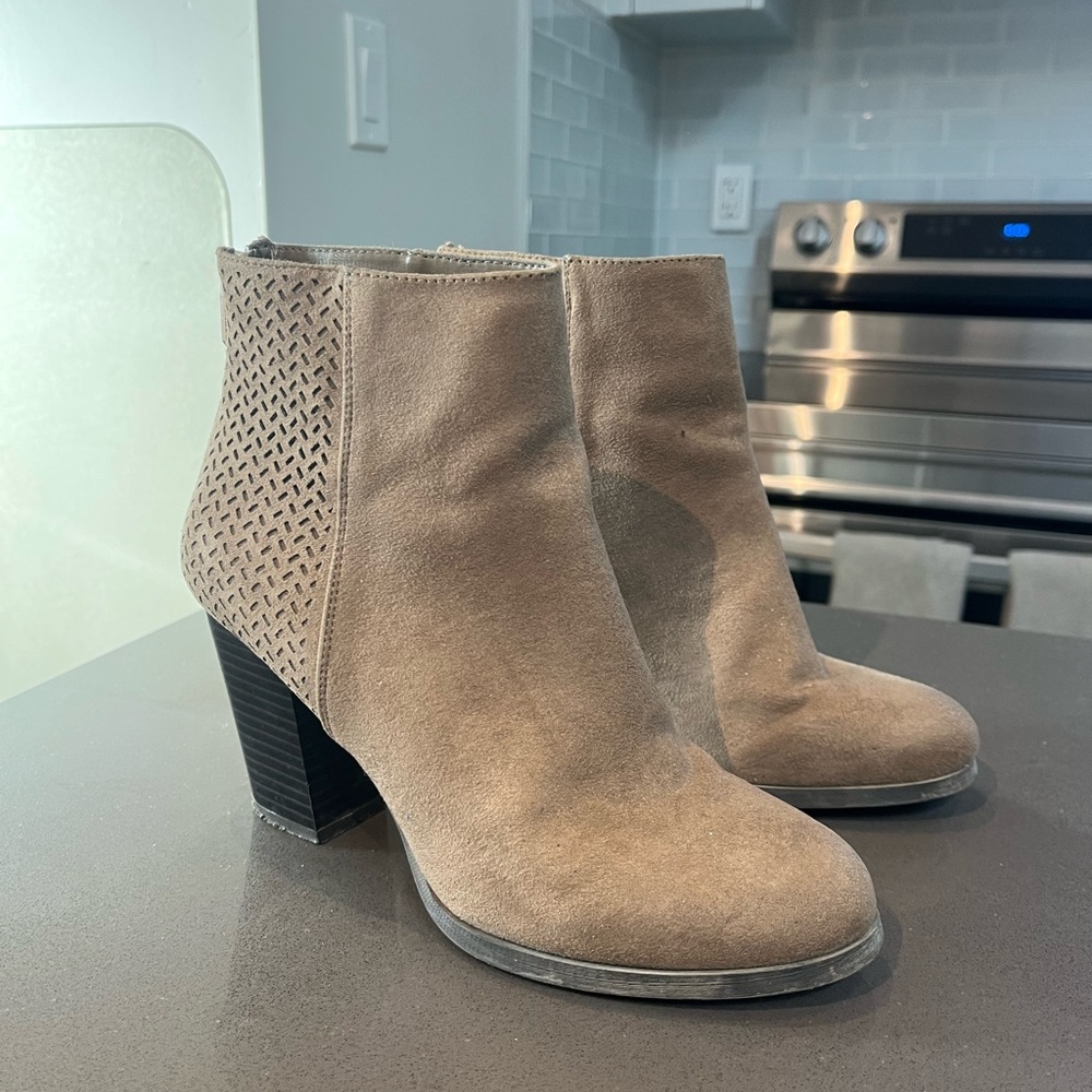 SIZE 7 CALL IT SPRING DROEDDA HEELED BOOTIES